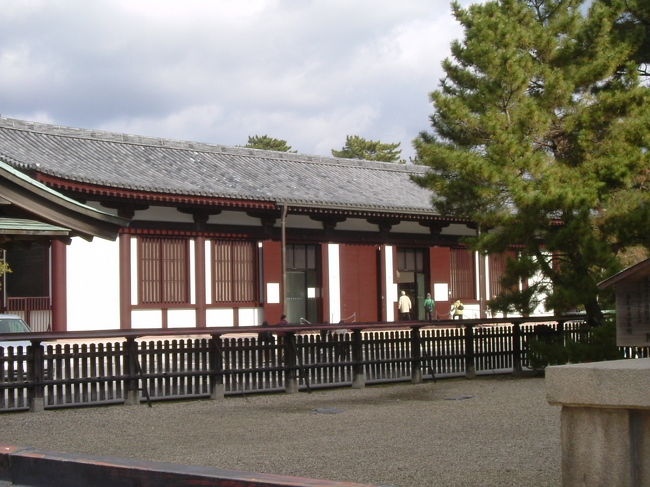 興福寺　国宝館<br /><br />本日は中には入らないが、春になれば、八部衆にまた会いたいと思っている。その時は、新薬師寺の十二神将像も見たうえで、万葉歌人でもある志貴皇子の墓をお参りしたい、と思う。