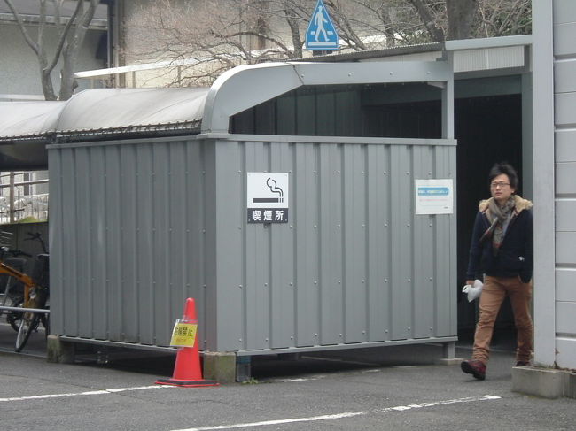 県庁裏<br /><br />タバコを吸う人は、この場所を憶えておいた方がいいと思います。ほんとに喫煙できる場所が少なくなりましたね。<br /><br />ここで小休止し、タバコを一服。