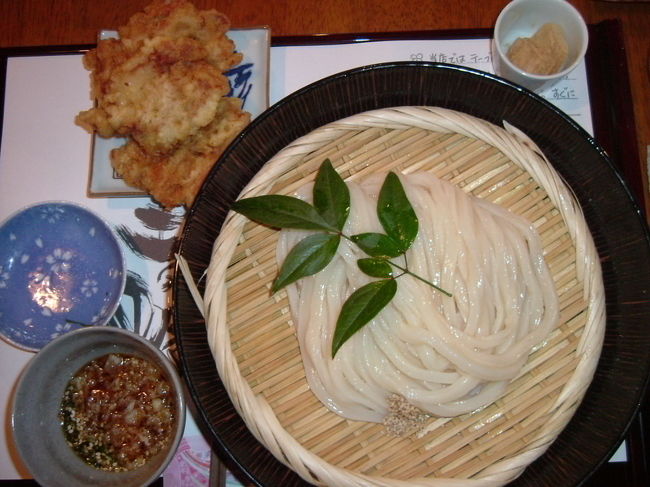 麵喰<br /><br />私のお気に入りの店の一つで、いつも訪れるとこのメニューを注文する。能を鑑賞後、無理やり引っ張って来た友人にも、同じメニューを注文した。<br /><br />とり天3個付きのざるうどん！わらび餅がついて、850円は超お得！今回、100円引きの割引券を持っていたので、750円でした。<br /><br />能も満足！麵喰も満足！<br /><br />軽い足取りで、二人近鉄奈良駅に向かいました。