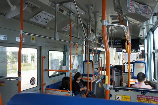 空港の前から、フェリーターミナル行きのバスに乗ります<br /><br />料金はおとな片道５４０円なり<br /><br />さすが平日、ガラガラ