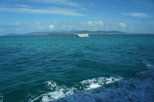 んで、本当は夕方まで竹富で過ごそうかと思っていたんだけど、<br /><br />２９日はお天気良すぎで暑すぎで自転車だと汗だくになったのと、午前中自転車で回ったら見尽くした感だったので、お昼を食べて１１時半の船で竹富島を後にすることに。