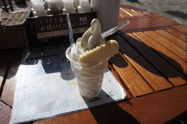 ってことで、まーすやー（塩屋）の雪塩ソフトクリーム〜〜〜<br /><br />甘じょっぱい雪塩ちんすこうが乗ってるのがいいんですよね〜♪