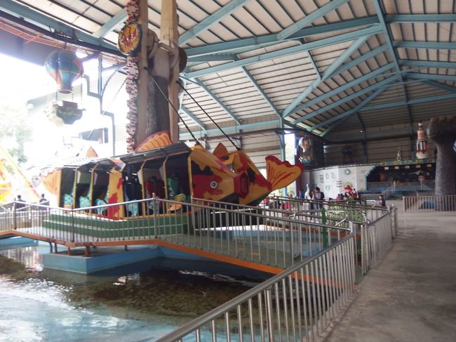 子供向けにゆっくり動く乗り物の中で、これだけが迫力がありそうだったのですが、残念ながらお休み。<br />