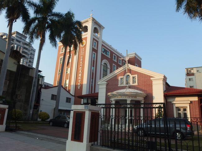 駅前バスターミナルは、成功路を挟んで北側(北站)と南側(南站)に別れており<br />同じ路線でも、上りと下りでは、逆の位置に停まるんです。<br /><br />幸い数分後にバスが来て、戻りすることができました。<br /><br /><br /><br />