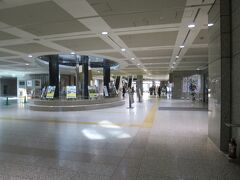 東京都庁の1階フロアです。休日のためか閑散としています。