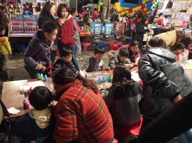 子供の夜遊びも台湾名物。<br />