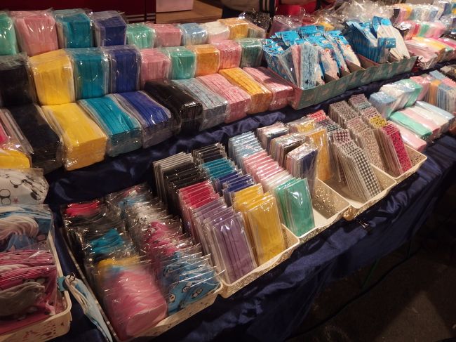 カラフルなマスク。<br /><br />日本でも売ってるのかなぁ。<br />