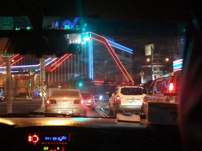 タクシーがなかなか捕まらず、5分近く歩いちゃいました。<br /><br />この派手派手な大きい店は？<br />