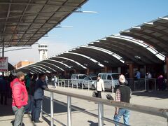 13:00
カトマンズ・トリプバン国際空港に到着。
途中機内からヒマラヤの山々が望め、いやでもテンションがあがる。
でも、しばらくは街歩きになるので、楽しみはまた後日。

空港内で15日間のヴィザを取得。25$。
時間がかかるかなと思ってましたが、
端末機を使って取得する方法もあり、
近くのスタッフに操作方法を聞き、
イミグレ通過も含め10分足らずで済みました。

空港を出ると、この日泊るホテルの車が迎えに来ていました。
タメル地区にあるホテルへは30分ほど。