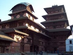 ナサル・チョーク。
旧王宮の中心にある中庭。
五重の屋根の建物はパンチャ・ムクヒ・ハヌマンという寺院。