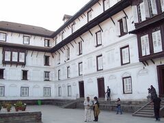 ハヌマン・ドガ。旧王宮の中に入りました。
「ハヌマン」はヒンドゥー教のサルの神、「ドガ」は門のこと。