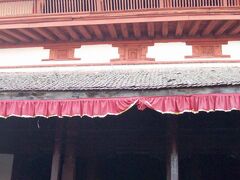 カスタマンタブ寺院。
「木の家」という意味で「カトマンズ」の名前の由来とのこと。
12世紀ごろ建てられたネパール最古の建築物の一つらしいです。