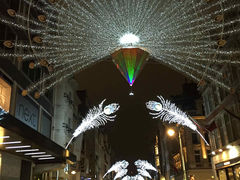 ニューボンドストリートはクジャクの羽。
それぞれのストリートの飾りを覚えていれば、迷子にならない。