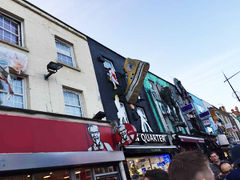 カーナビーストリート。すごい人出。アメ横的。ファサードには巨大な靴や竜や怪物などがささっている！
カーナビーマーケットの屋台は美味しそうなものがいっぱい。フレッシュジュースは乾いたのどにしみます。美味しい。