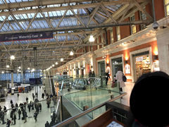 今回の目的の一つ。南部海岸ドーセット地方の小さな町、ライムレジスに向かうため、まずロンドン ウォータールー駅からサウス ウエスト鉄道でアクミンスター駅に向かう。写真はウォータールー駅。
大きな荷物を駅の預かり所（２階の端にある）へ預け、1泊分の荷物だけで出発。
チケットは日本でインターネットから購入済み。
改札（案内のひとがたくさんいる）で念のため（１人2種ある）チケットを見せて、改札に挿入する方を教えてもらう。ちなみに帰りは、列車内にてチェックあり。その時は2種とも見せる。