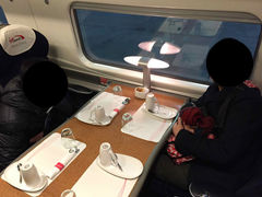 翌朝ロンドンからリバプールへ。ユーストン駅からヴァージントレインズ。ファーストクラスに乗ってみました。2時間30分のはずが、またまた遅れて3時間余くらい。

チケットは日本で購入。Eチケットをプリントして、乗車前に係の人に見せるだけ。
指定席。朝食付き！ゆったり。