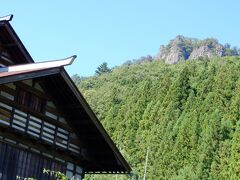 郷原（東吾妻町）


往時の繁栄ぶりをみせる 養蚕集落は小規模ながら、土蔵や 立派な塀も有する 家それぞれが大きく、思わず見上げる。

その視線背後には さらに岩山デデン。岩櫃山（いわびつやま）というそうで、標高は約８００ｍ。中腹には岩櫃城もある、“吾妻八景” に数えられる名勝なのだそう。