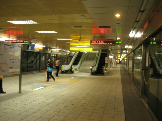 とりあえず<br />荷物をホテルに預けてましてぁ〜<br /><br />今日は元旦だから台湾で初詣に行くことにしました<br /><br />高雄にも沢山お寺さんはあるけど私が選んだのは<br /><br /><br />　　　関帝廟<br /><br /><br /><br />まずはMTRに乗って移動です<br /><br />レジェンドホテルの最寄駅の　市議会駅<br />御覧の通りガラガラ