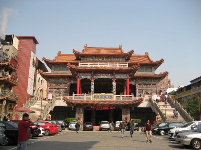 MTR技撃館駅まで乗ってそこからテクテク１０分程度<br /><br /><br />着きました<br /><br /><br />　　関帝廟<br /><br /><br />思ったよりも立派（＠＠）<br /><br /><br /><br />