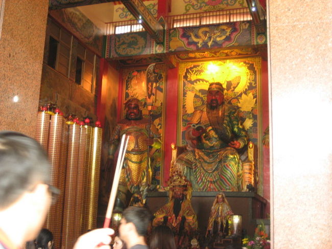 中には思った以上にお参りの方々が・・・・<br /><br /><br />思い思いに一生懸命お祈りﾃﾞｽ