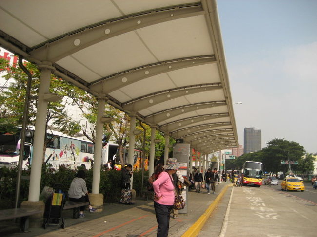 初詣の後は<br /><br />またMTRに乗って高雄最大の観光地の<br /><br /><br />　　　蓮池潭<br /><br /><br />に向かいます<br /><br /><br /><br />MTR左営で降りて目の前のバス亭からバスに乗車