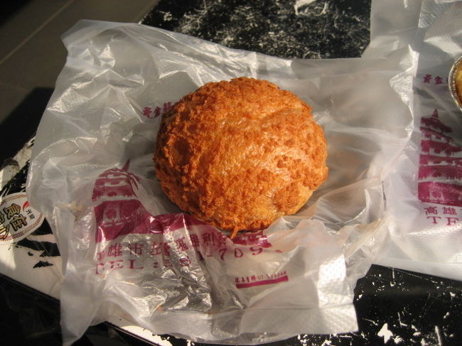 見てみるとシュークリームの行列<br />注文するとクリームを中に入れてくれます<br /><br /><br />私はシュークリームとエッグタルトを購入（＾＾）