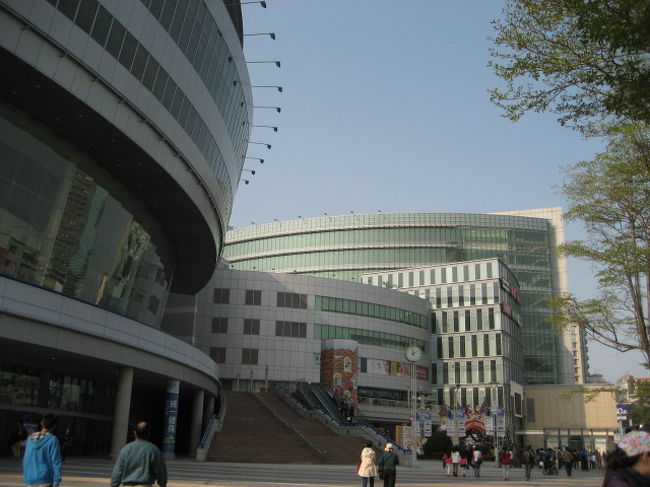 蓮池潭の後はまたまたバスに乗って<br /><br />巨蛋にある　漢神百貨　にお買い物<br /><br />中にスーパーの　「松青超市」　でお土産探し<br /><br />