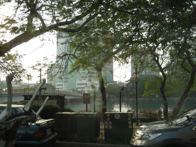 それから又バスに乗車<br /><br />次の目的地は高雄で小龍包で有名なお店<br /><br /><br />行く途中で高雄の名所　愛河　を眺めながら