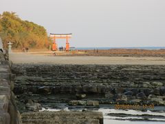 鬼の洗濯板と呼ばれる岩場が続く。

鳥居の先に｢青島神社｣がある。