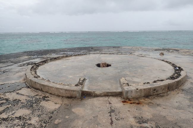 人工的な島があり気になったので上陸してみると砲台跡の様なものがありました。
