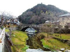 秋月の町並みに入る時に最初に見えるのが、目鏡橋です。

1810年に作られました。