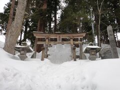 湯澤神社。鳥居も燈篭も雪に埋もれ、参道の階段はまったく段がなくなって、危険な急坂となっています。
もう参拝は雪が解けるまで出来ません。
