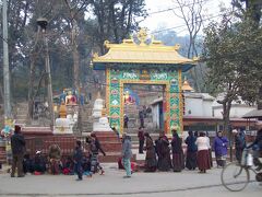 8時前
スワヤンブナートの門の前に到着。
ここから石段を上ってストゥーパなどがある境内へ向かいます。