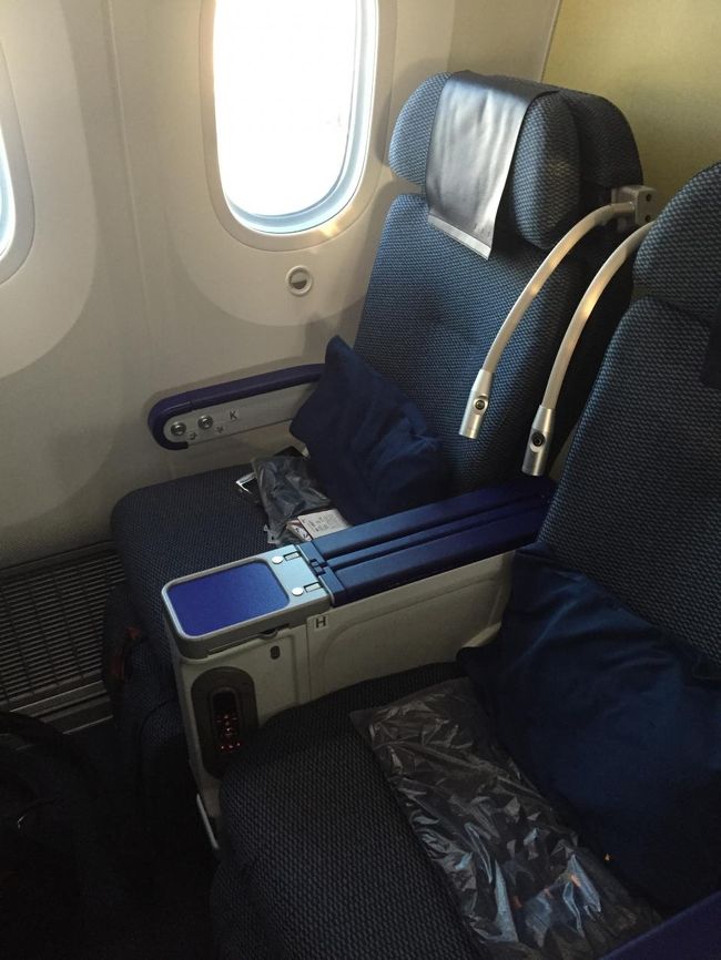 欧州線の間合い運用なので、プレミアムエコノミーの座席がオンラインチェックインが可能になる出発24時間前に開放なので早速席変えておいた。徹夜明けなので広くて倒れる席はありがたい。実際機内食を食べた後は熟睡できました。