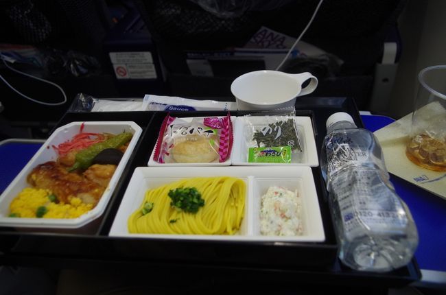 機内食は鳥ももとつくねの焼き鳥丼。これ美味しかった！