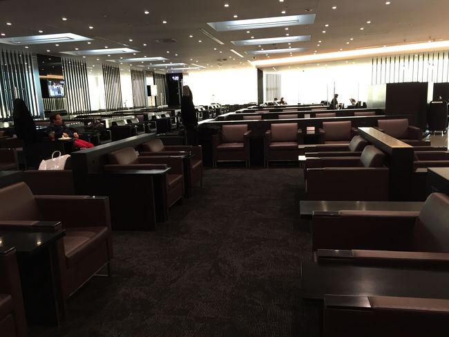 成人の日の三連休を利用してハノイに行くことに。ハノイって何回か行こうと実際予約を入れたことも会ったのですがなぜか「呼ばれて」いなく、今まで行くことが出来ませんでしたが、ANAの羽田便が時間、値段ともに良く今回「やっと」行くことに。<br /><br />8:55と早めの出発時刻の上、前日遅くまで遊んでいたこともあって徹夜で早めに空港へ行きました。最近（でもないけど）出来たウイング側のラウンジへ行ってみたかったので、距離があるにもかかわらず向かいました。<br /><br />この時間は深夜帯と違って混んでませんね。