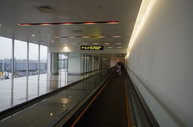 ノイバイ空港は新しいターミナルになったばかり。綺麗だけど味気ないというか学校みたい。これから使い込まれていくのでしょうが。<br /><br />入国審査は外国人には3人の審査官でさばいていたため結構列が長くなっていたものの、やがてベトナム人用の列も解放したりしてわりとスムーズに通過。この前ホーチミンに行った時は帰りの航空券の提示を求められたが、今回はなし。しかし係官が適当にKIXから到着、別の便名を端末に入力するのが見えてしまった…