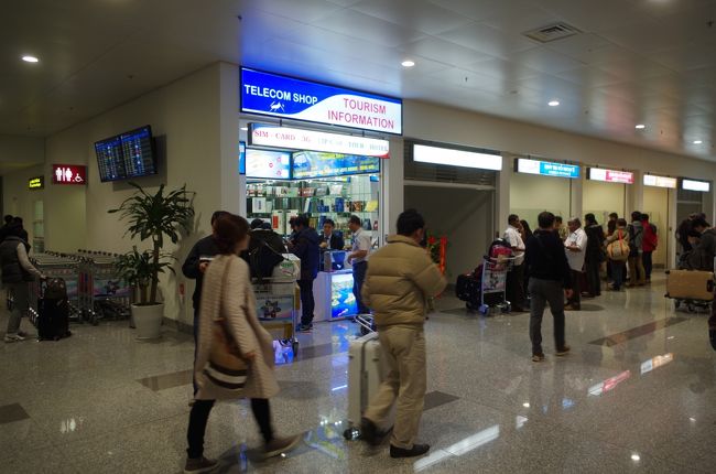 到着ロビーもまだ本格稼働とはなっていない感じで、銀行数行とSIM売り場兼旅行会社が一社という感じ。電話会社が数社競って出店していたホーチミンとはえらい違い。