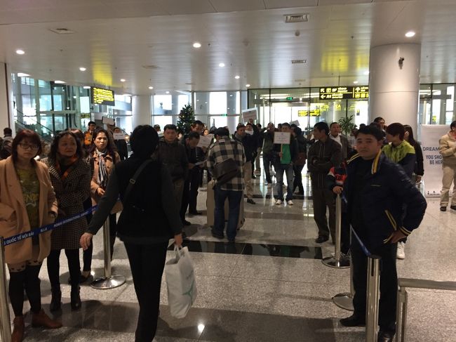 税関を抜けたところ。この出迎えの人がワッと待ち構えているエリア結構好きです。