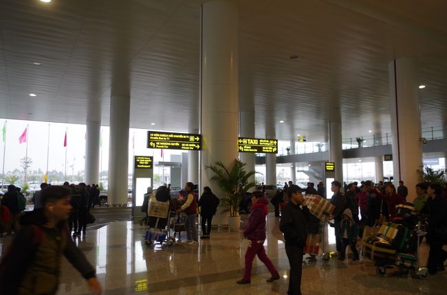 到着ロビーを出たところ。タクシーの客引きに一人声かけられた他はうざい客引きもなし。その代わり何がどこから乗るのかの表示とかはあまり親切ではないな。