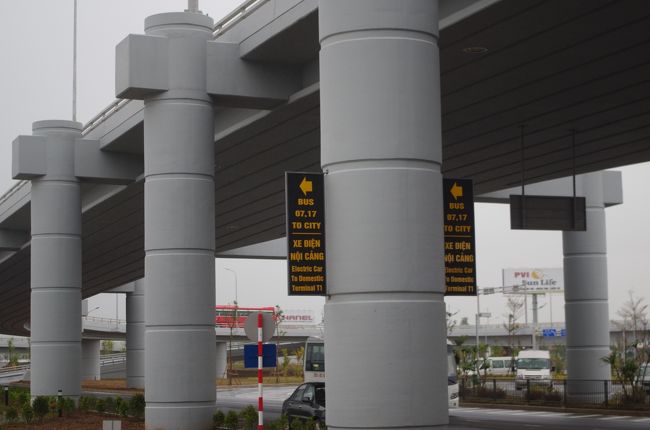 確かにバス7番、17番の乗り場こっちとの案内が。