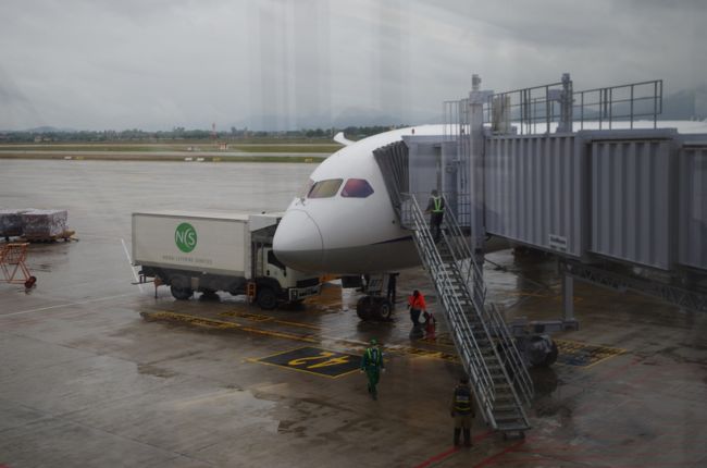 ノイバイ空港には向かい風や航路を変更したためとかで40分の延着