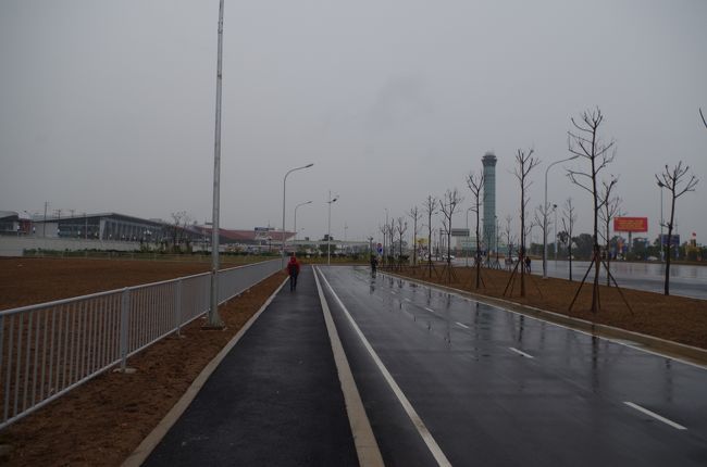 まぁここまでくるともう意地で歩くしかない。旧ターミナルのターミナル1ははるか遠くに見えたけど歩いてしまえば案外近かった。