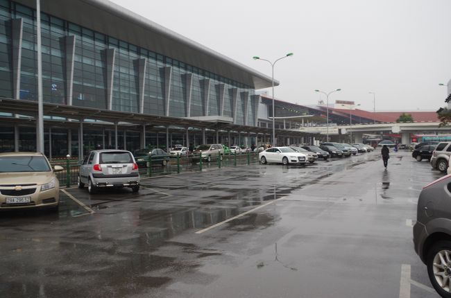 ターミナル1の駐車場からちょうどバスが出発していった。始発なのに結構満員だったので一本見送る。