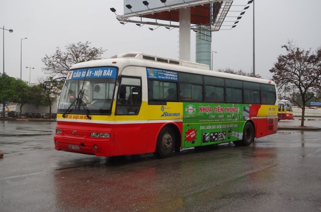 市内へ向かうバス。7番と17番がある。17番の終点が宿に近かったので17番を待つ。