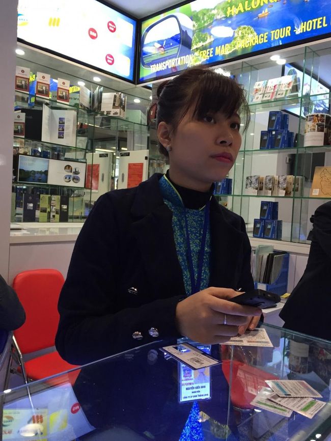 お姉さんはテキパキ応対していましたが、インド人グループが要領の得ない質問したりで5分くらい待たされた。見かねて後ろに座っていたこのお姉さんではない人が対応してくれたが、英語がよくわからない人で苦労。料金表の準備もなく、1M unlimited data ということで200,000ドン(1,100円)支払い。SIMは前回来た時購入したのが使えるけど、前回はアンドロイド端末でマイクロSIMで使ったのに対して今回はナノSIMのiPhoneで使いたかったので、その場でカットしてもらった。<br /><br />今回動いたハノイ市内ならどこでもサクサク３Ｇがつながり快適だった。