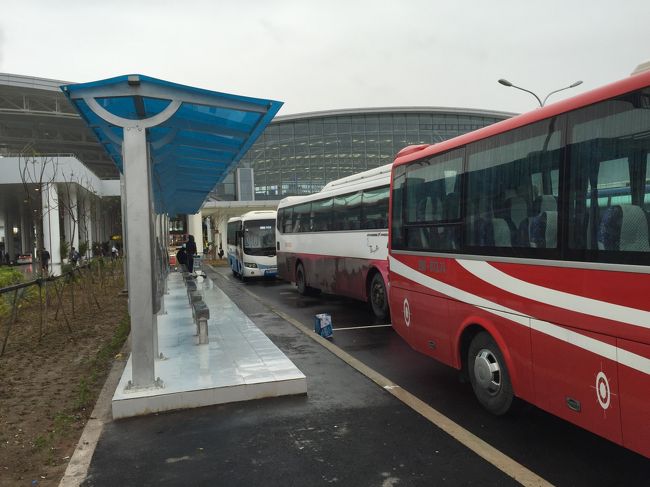 明らかに市バスのバス停なのだが、ツアーのバスがドンドン出て行くだけでいっこうにバスが来る気配なし。心が折れてミニバスで行こうかと思ったけど、地元民に聞いたらＰ１へ行けと向こうを指差された。すぐそこにＰ２と書いてある駐車場があったので、、、