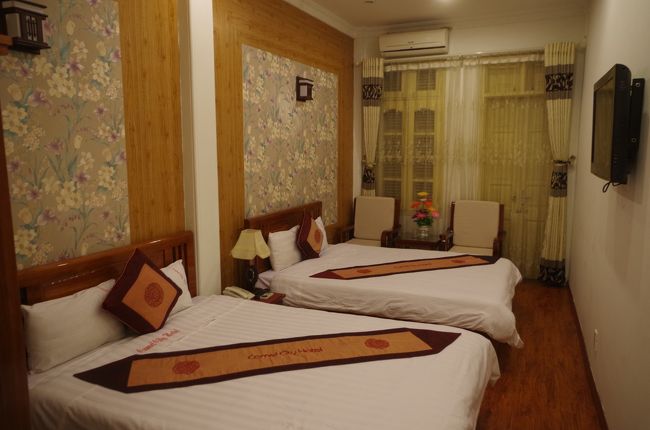 が、安い部屋は窓がないとのことだったので、デラックスルームを選んでしまったら25ドルと、それほど安くは無くなってしまった。狭い路地にあるがゆえに日当たりは良くなかったので窓なくて良かったな。部屋は快適だったけどね。