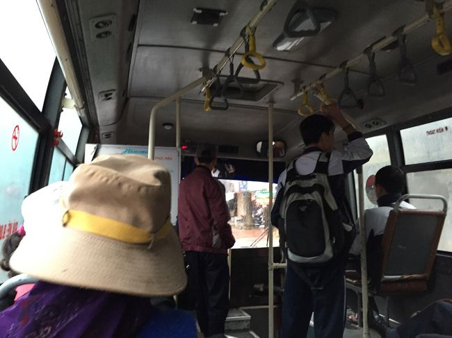 市内まで9000ドン<br />空港出てすぐ細い道に入り、田舎だったり集落だったりの道を進む