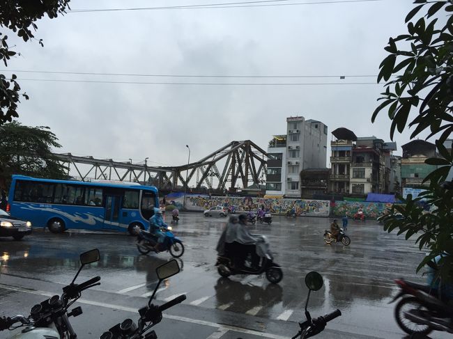 窓は曇って外は見えないし疲れてうつらうつらしていたら大声で叫ばれる。みるとかみんな降りてしまった後で、ここが終点だった。空港から1時間15分。着いたのは宿から徒歩圏のロンビエンバスターミナル